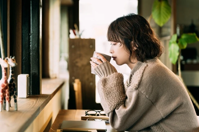 高田馬場 マッサージ　カフェでリラックスする女性