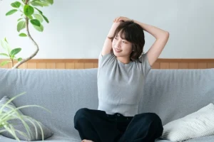 高田馬場 マッサージ ストレッチする女性